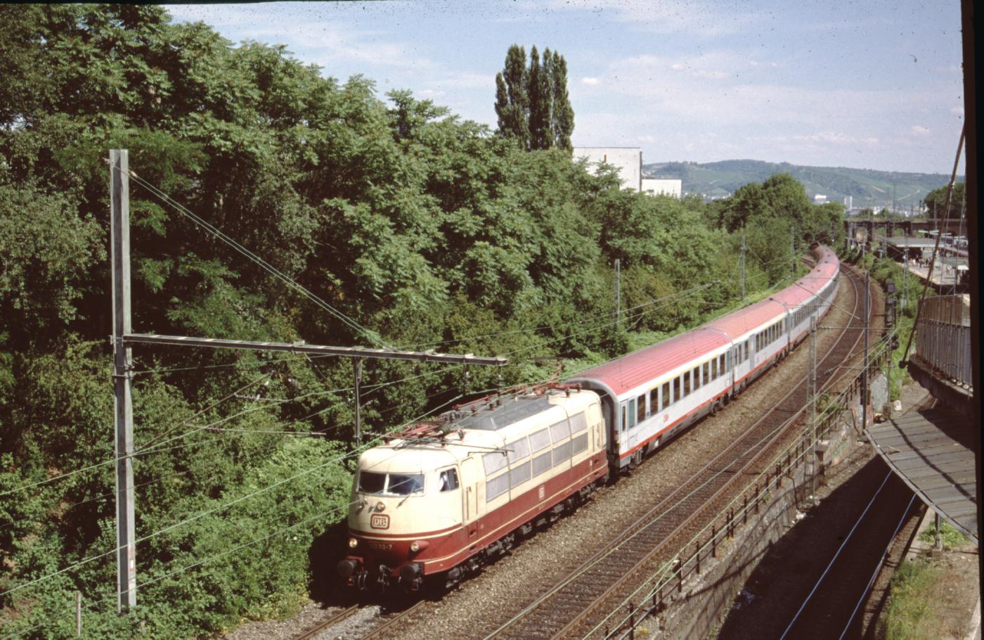 BR103 vor einem Museumszug